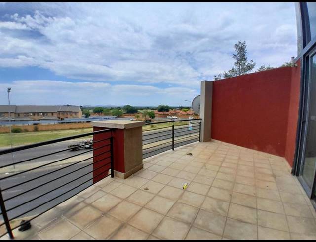 1 BEDROOM APARTMENT FOR SALE IN ROOIHUISKRAAL NORTH